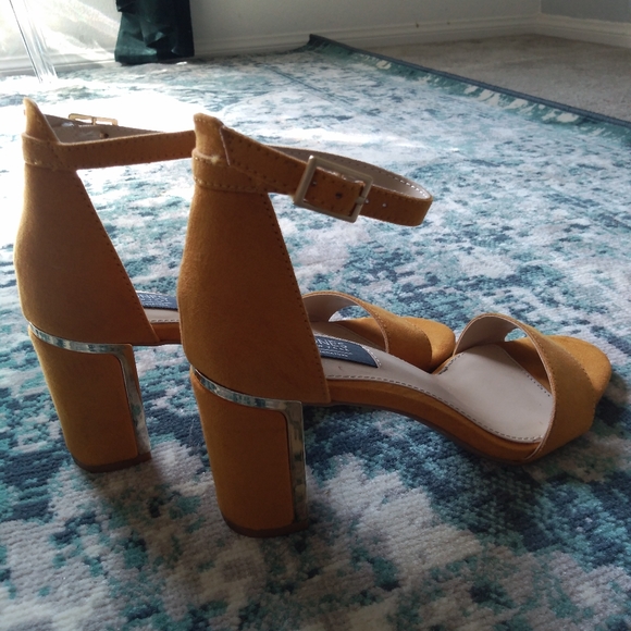 Jones New York size 5.5 mustard yellow block heels - Picture 4 of 9